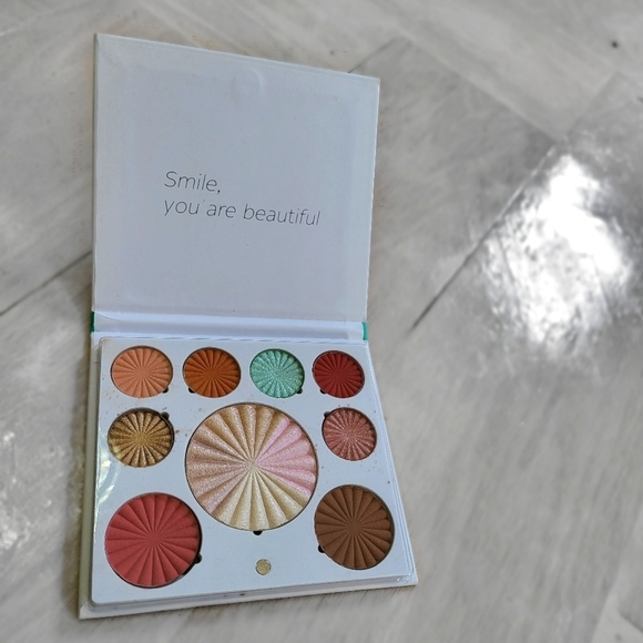 Ofra Cosmetics Good to Go Mini Mix Palette - Picture 2 of 3